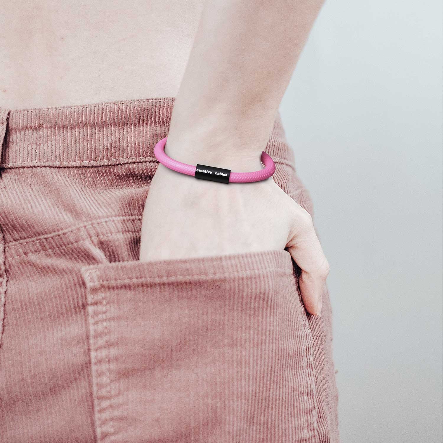 Bracelet avec fermoir magnétique noir mat et câble RM08 (effet soie Fuchsia)