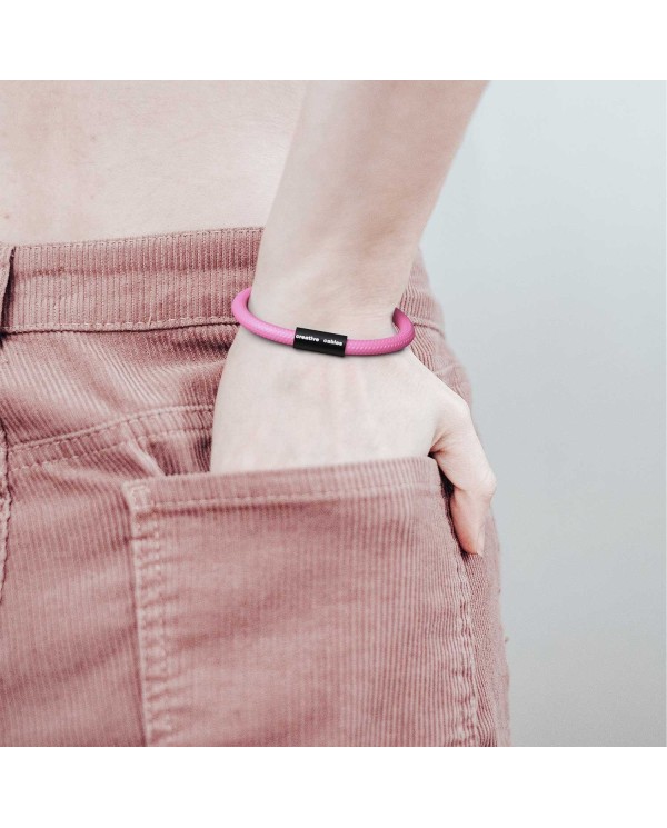 Bracelet avec fermoir magnétique noir mat et câble RM08 (effet soie Fuchsia)